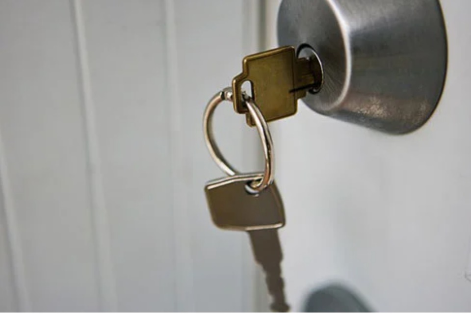 Cắm chìa khóa vào cửa trước khi đi ngủ sẽ tránh được trộm? | Tin tức Online