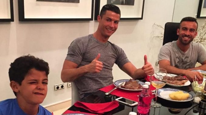 Làm theo hướng dẫn tập luyện và ăn kiêng của Ronaldo